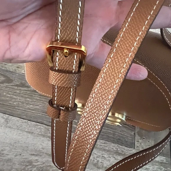 Elegant Brown Crossbody Bag with Gold Accent - Picture 4 of 12